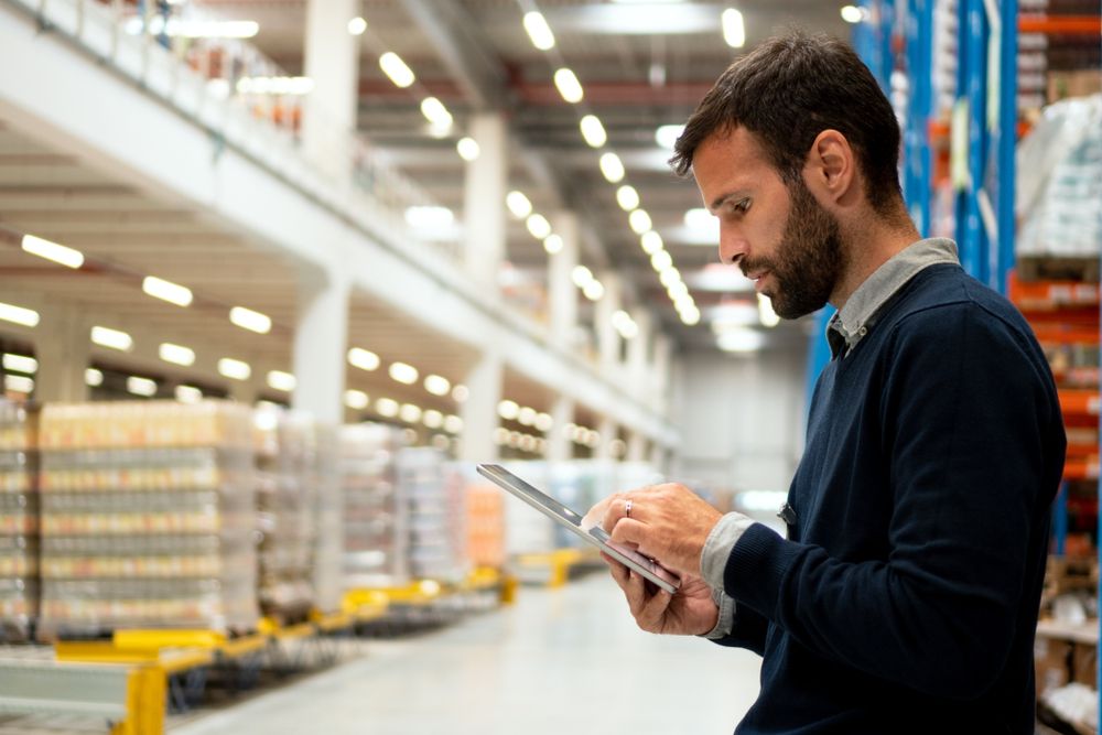 manager uses checklist in workplace