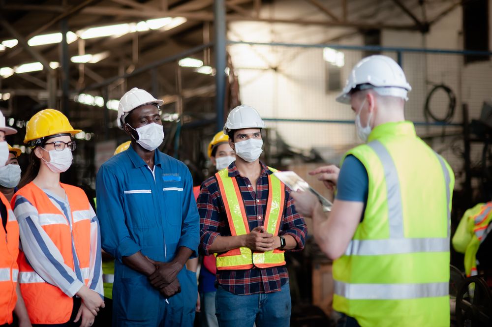 supervisor conducts workplace safety training
