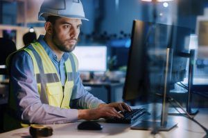 construction worker completing an online safety training course