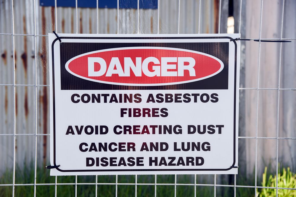 Warning sign notifying viewers of the risk of asbestos