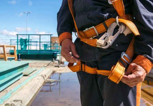 a construction working following working at heights safety practices
