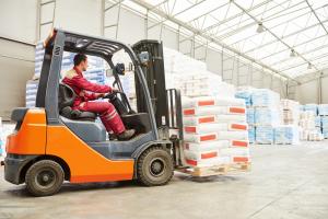 forklift carrying pallettes