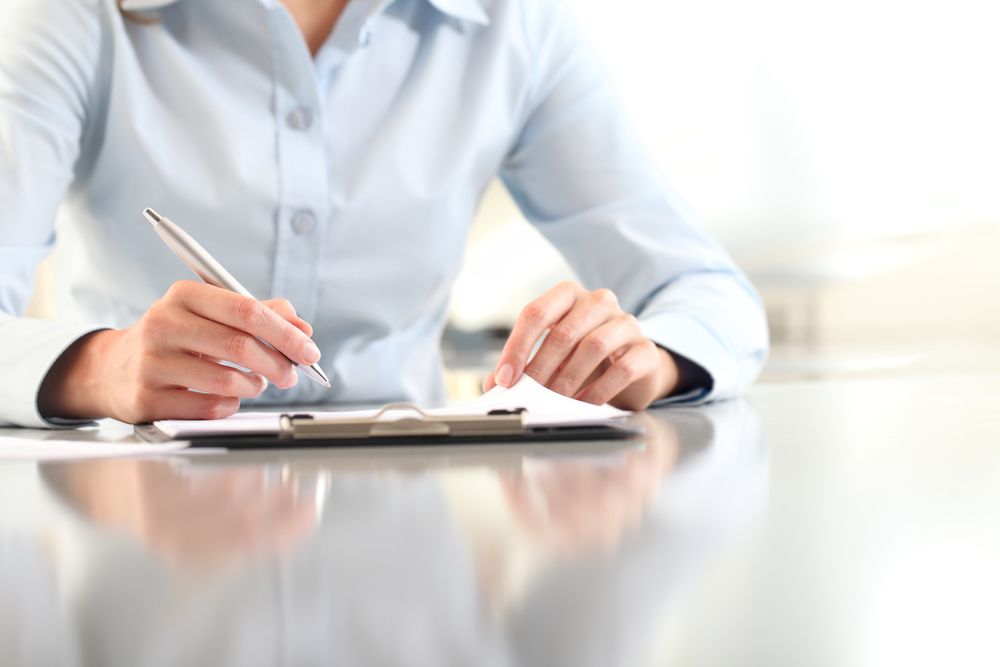manager uses checklist in workplace
