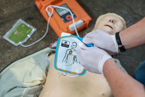 AED defibrillator training with dummy